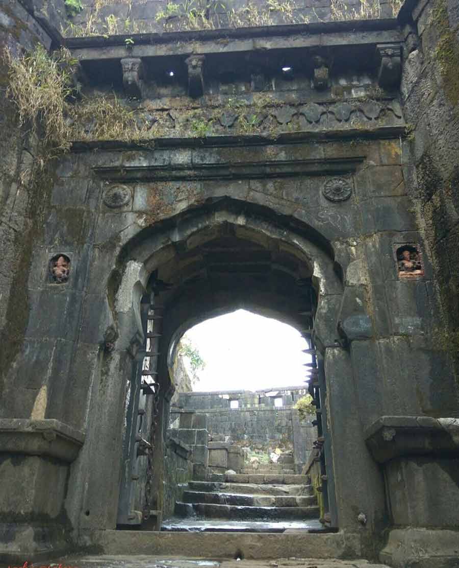এই দুর্গের প্রবেশদ্বারের ভিতের নীচে এক পুরুষ ও এক নারীকে জীবন্ত পুঁতে দেওয়া হয়েছিল। যদিও ইতিহাস ঘাঁটলে এই ঘটনার সত্যতার কোনও প্রমাণ পাওয়া যায় না, তবুও স্থানীয় গাইডদের মুখে মুখে আজও এই রহস্যময় গল্পটি ঘুরে বেড়ায়।