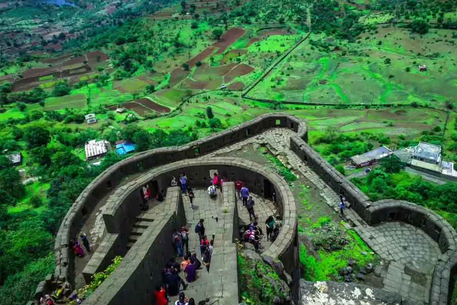 এই দুর্গের ইতিহাস খুঁজতে গেলে প্রায় দু’হাজার বছর পিছিয়ে যেতে হবে। সবচেয়ে আদি উল্লেখ পাওয়া যায় লোহতমিয়া রাজবংশের আমলে, যাঁরা এই গড়টি বানিয়েছিলেন। তবে পরবর্তী কালে বিভিন্ন রাজবংশের শাসনকালে দুর্গটির সংস্কার ও সম্প্রসারণ হয়েছে। পরে এটি মরাঠা সাম্রাজ্যের একটি গুরুত্বপূর্ণ সামরিক ঘাঁটিতে পরিণত হয়।