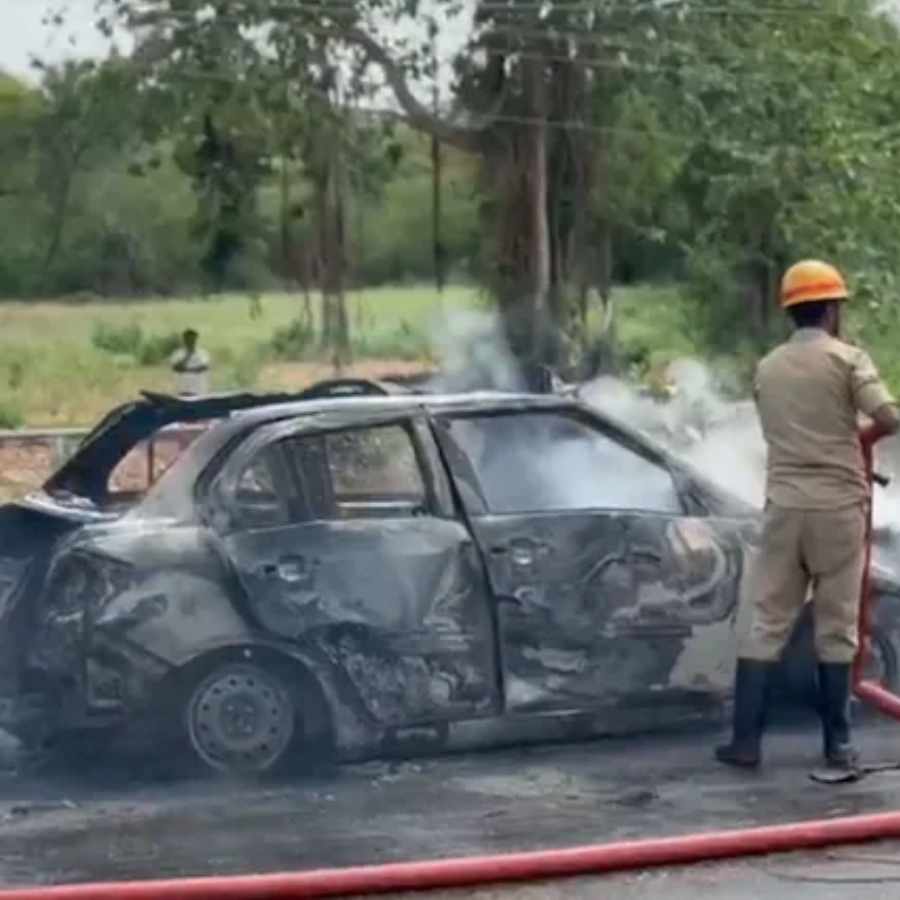 A man stabs woman in car, after he dies in explosion in Karnataka