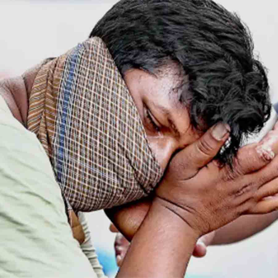 তারাতলার গুদাম ভেঙে মৃত সুমন কর্মকারের দেহ এসএসকেএমের মর্গ থেকে ছাড়া হল। বাইরে তাঁর শোকার্ত ভাই। শনিবার।
