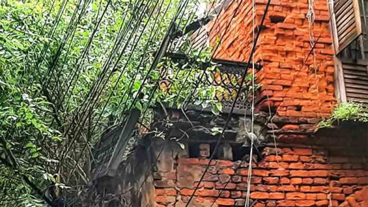 বিপজ্জনক বাড়ি। উত্তরপাড়ার জে কে স্ট্রিটে।