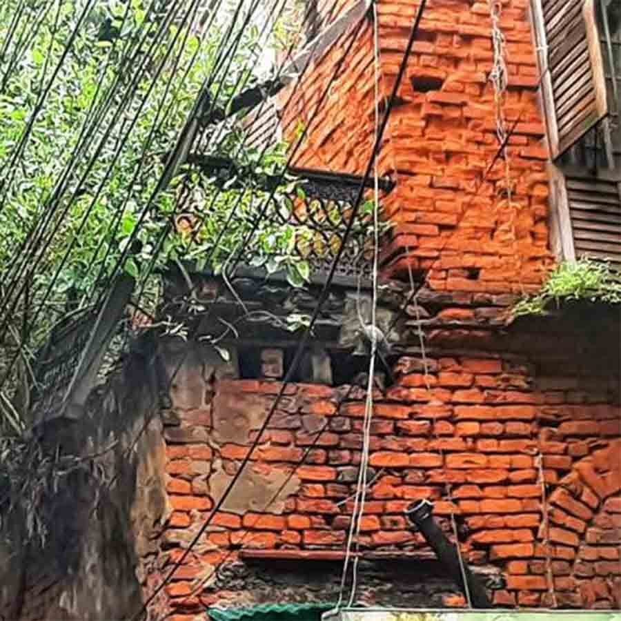 Howrah district authority worried about  Dilapidated building in their ra after  Taratala Godown Rooftop Collapse incident