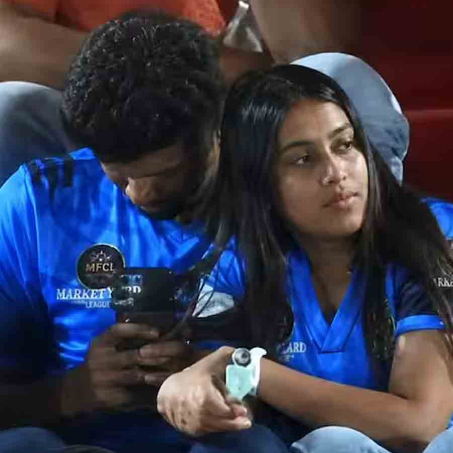 Old picture of Siya and Chetan sitting side by side in a stadium comes to light dgtl