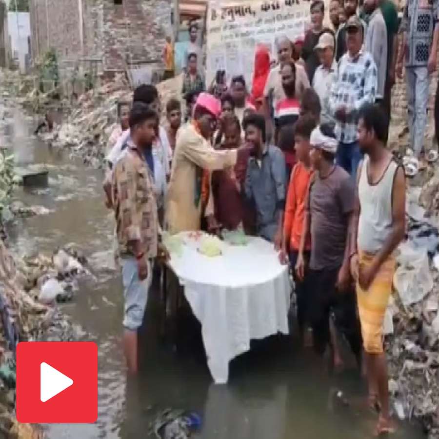 A video shows BJP councillor celebrated his birthday inside a sewage-filled drain in Agra goes viral dgtl