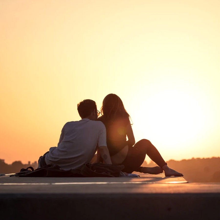 How to Stop Overgiving in the Early Stages of Dating, According to a Coach Dgtl
