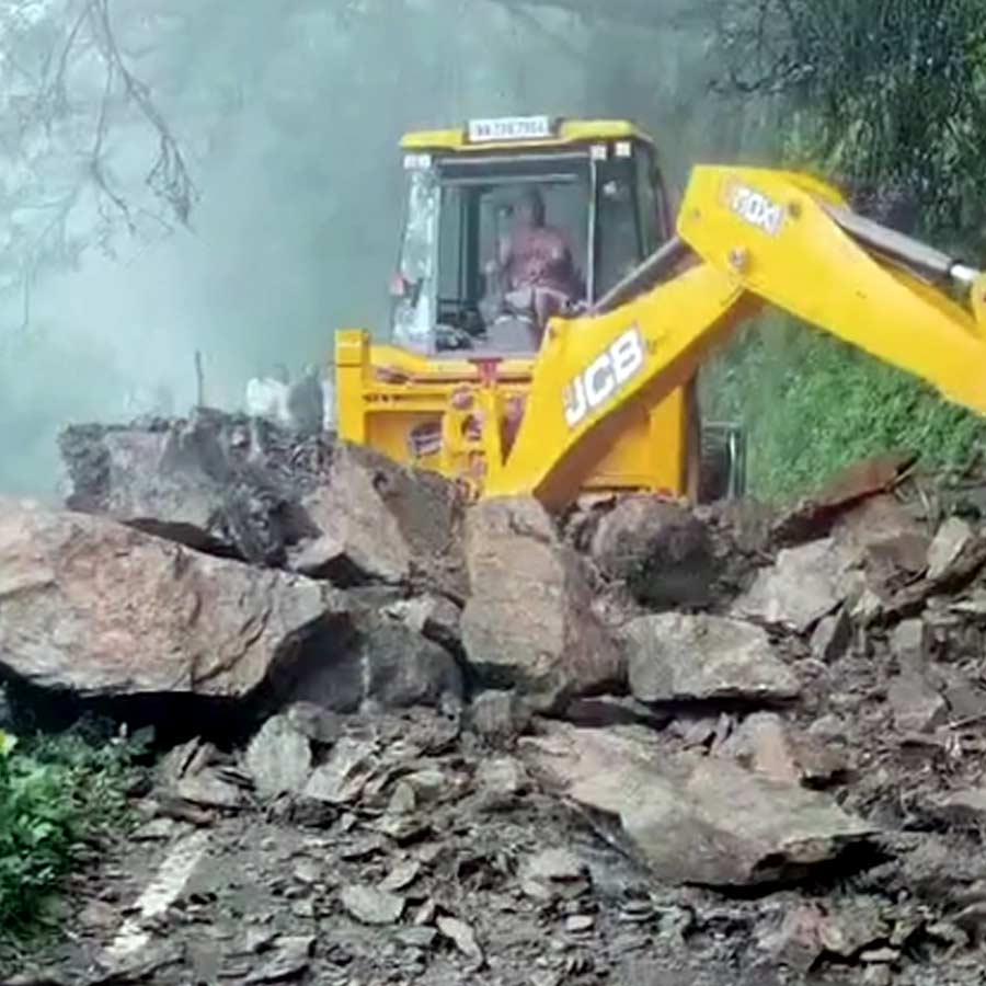 শিলিগুড়ি-মিরিক সড়কে ধস সরানোর কাজ চলছে।