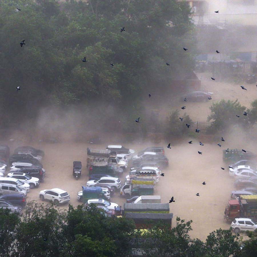 Dust Storm Sweeps Delhi-NCR, IMD Issues alert for Delhi, Uttar Pradesh, Rajasthan