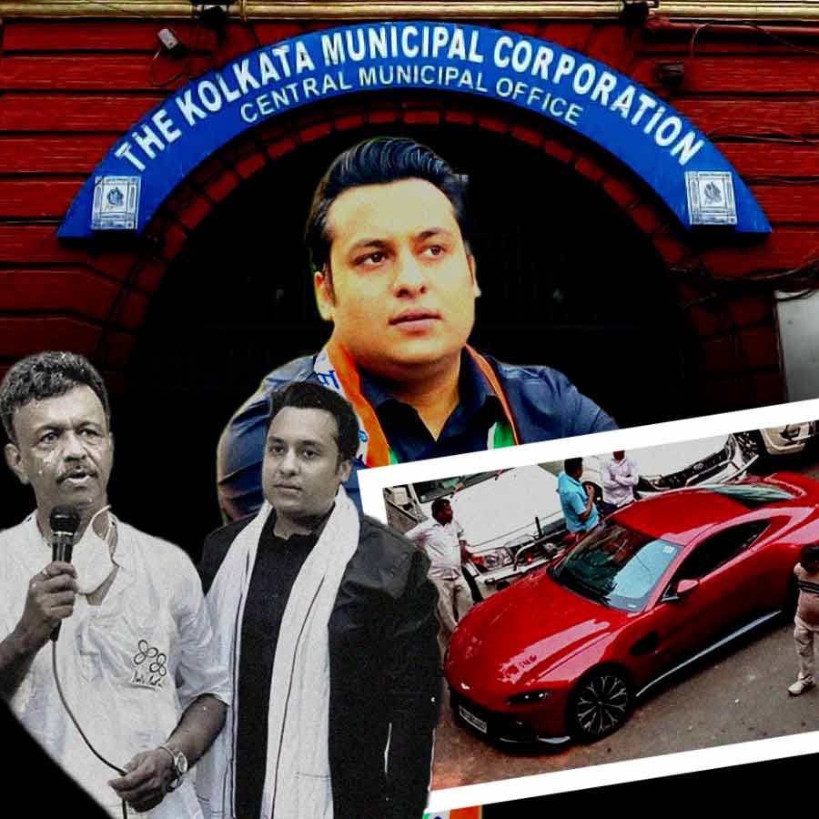 তোলাবাজির অভিযোগে গ্রেফতার করা হয়েছে ফিরহাদ হাকিমের ঘনিষ্ঠ কলকাতা পুরসভার প্রাক্তন কাউন্সিলর শাম্‌স ইকবালকে। (ইনসেটে) পুরসভায় নিয়ে যাওয়া তাঁর সেই লাল গাড়ি।
