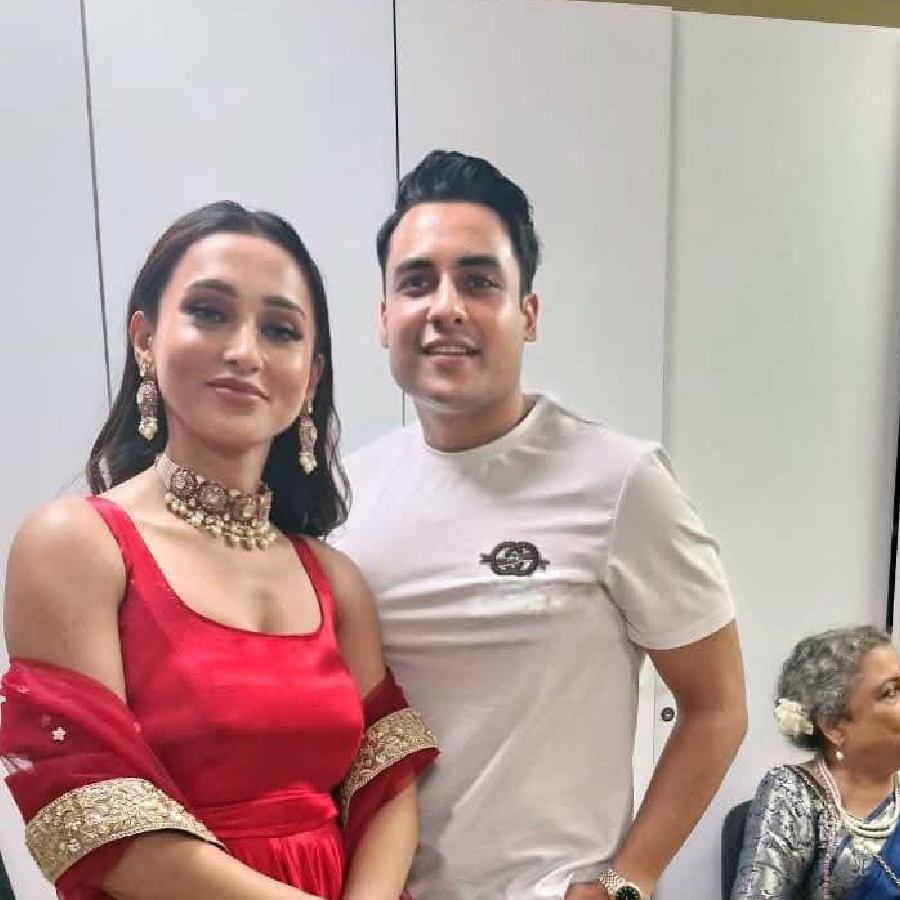 টলিউড অভিনেত্রী তথা প্রাক্তন তৃণমূল সাংসদ মিমি চক্রবর্তীর সঙ্গে শাম্‌স ইকবাল।