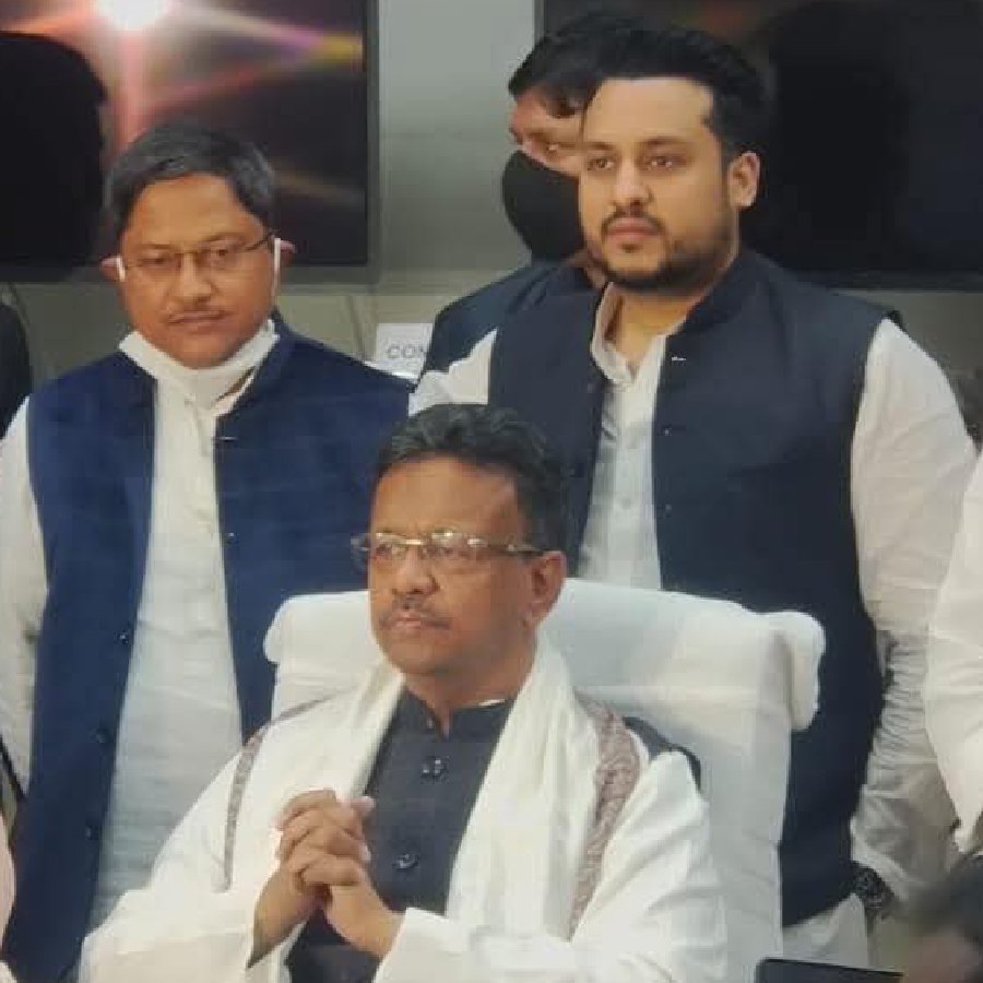 ফিরহাদ হাকিমের সঙ্গে শাম্‌স ইকবাল (ডান দিকে)।