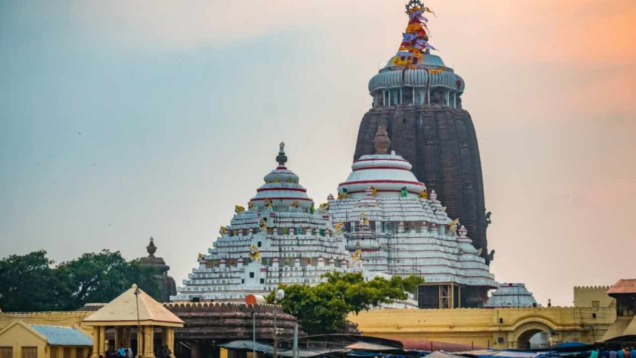 পরের গন্তব্য পুরী। জগন্নাথধাম। প্রথম দিনই মন্দিরে পুজো দেওয়া এবং অবসরে সৈকতযাপন, কেনাকাটার সুযোগ। দ্বিতীয় দিন যাওয়া হবে চিল্কা হ্রদে। সেখানে বোটিং তার পরে কোণার্কের সূর্যমন্দির দর্শন এবং চন্দ্রভাগা নদীর ধারে সময় কাটিয়ে হোটেলে ফেরা।