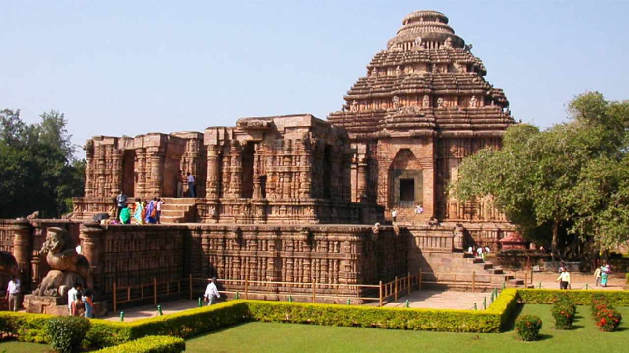 তালিকায় যেমন কলকাতা এবং সংলগ্ন এলাকার তীর্থক্ষেত্রগুলি রয়েছে, তেমনই থাকছে পুরী, কোণার্ক, দেওঘর, বেনারস ঘোরার সুযোগও। ঠিক কোথায় কোথায় নিয়ে যাবে ভারত গৌরব এক্সপ্রেস?