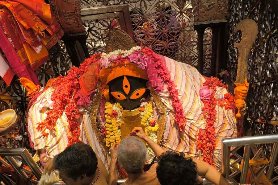 কলকাতা কেন্দ্রিক অনেকগুলি জায়গায় রয়েছে ভ্রমণসূচিতে। কালীঘাটের মন্দির, দক্ষিণেশ্বরের কালী মন্দির, বেলুড় মঠ হয়ে গঙ্গাসাগর এবং কপিলমুনির আশ্রমও দর্শন করবেন ভ্রমণার্থীরা।