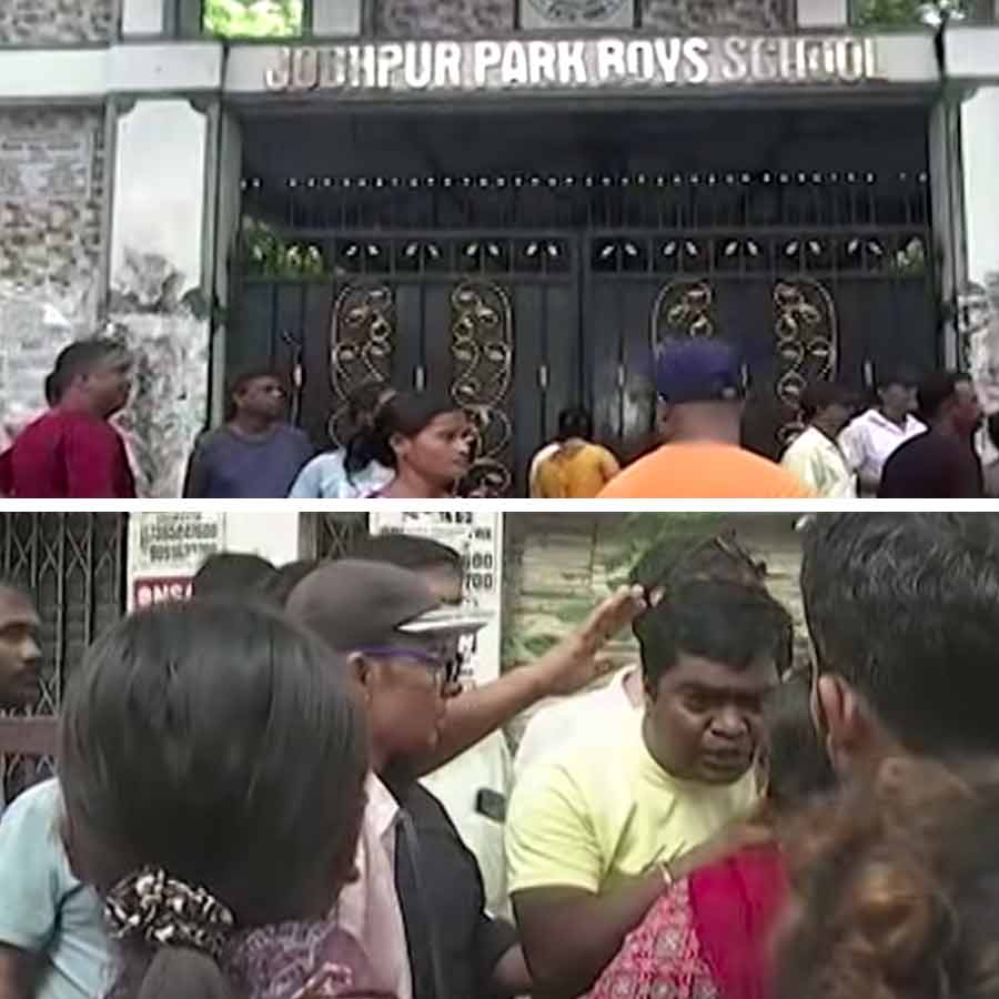 Question Paper Leak Allegation Rocks Kolkata School; Parents Protest Against Teacher-in-Charge dgtl