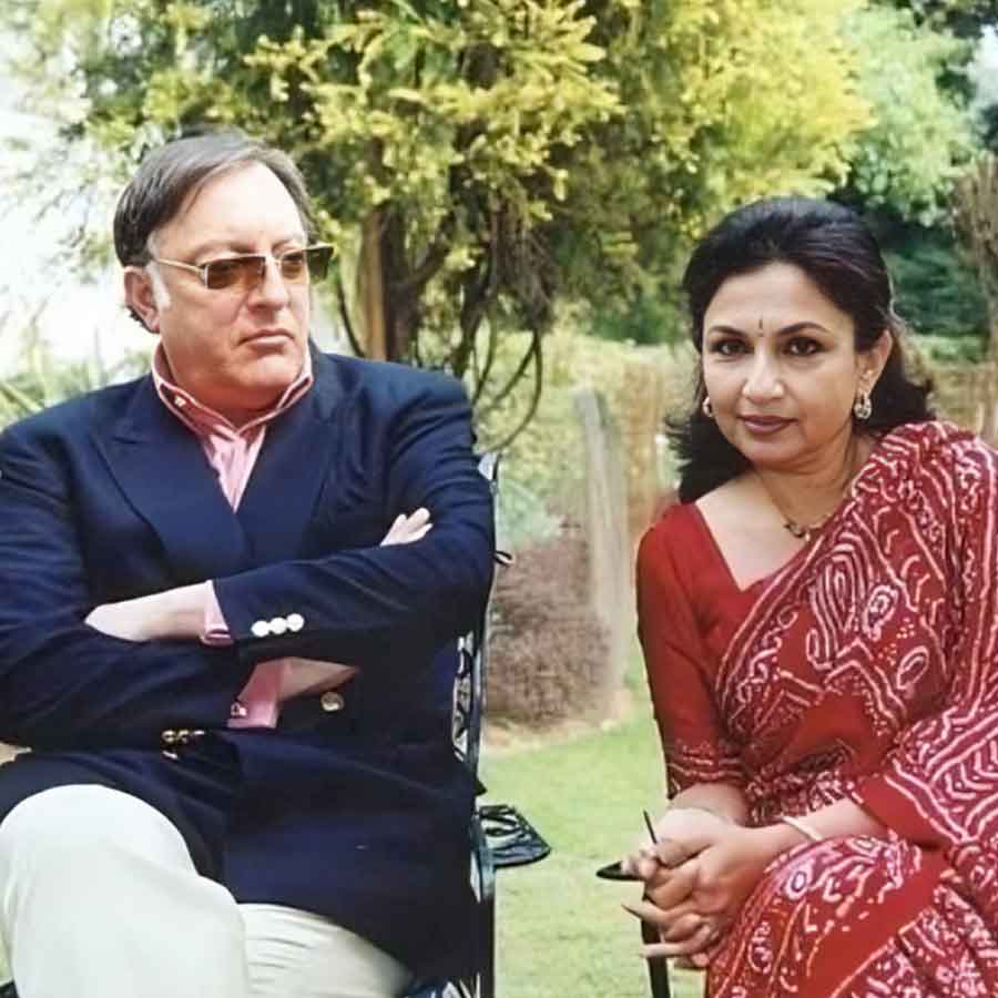 (বাঁ দিকে) মনসুর আলি খান, (ডান দিকে) শর্মিলা ঠাকুর।