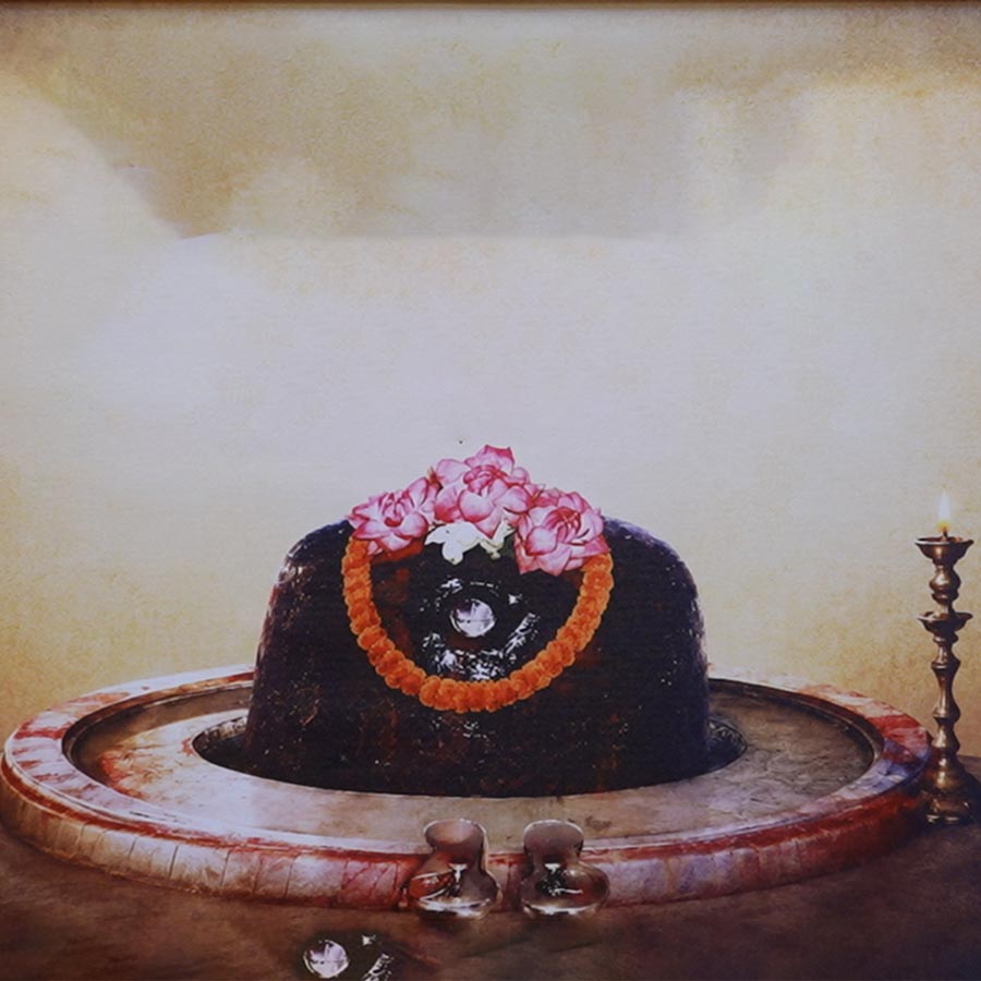 The Tarakeswar Temple is a revered Hindu pilgrimage site dedicated to a fierce aspect of Lord Shiva dgtl