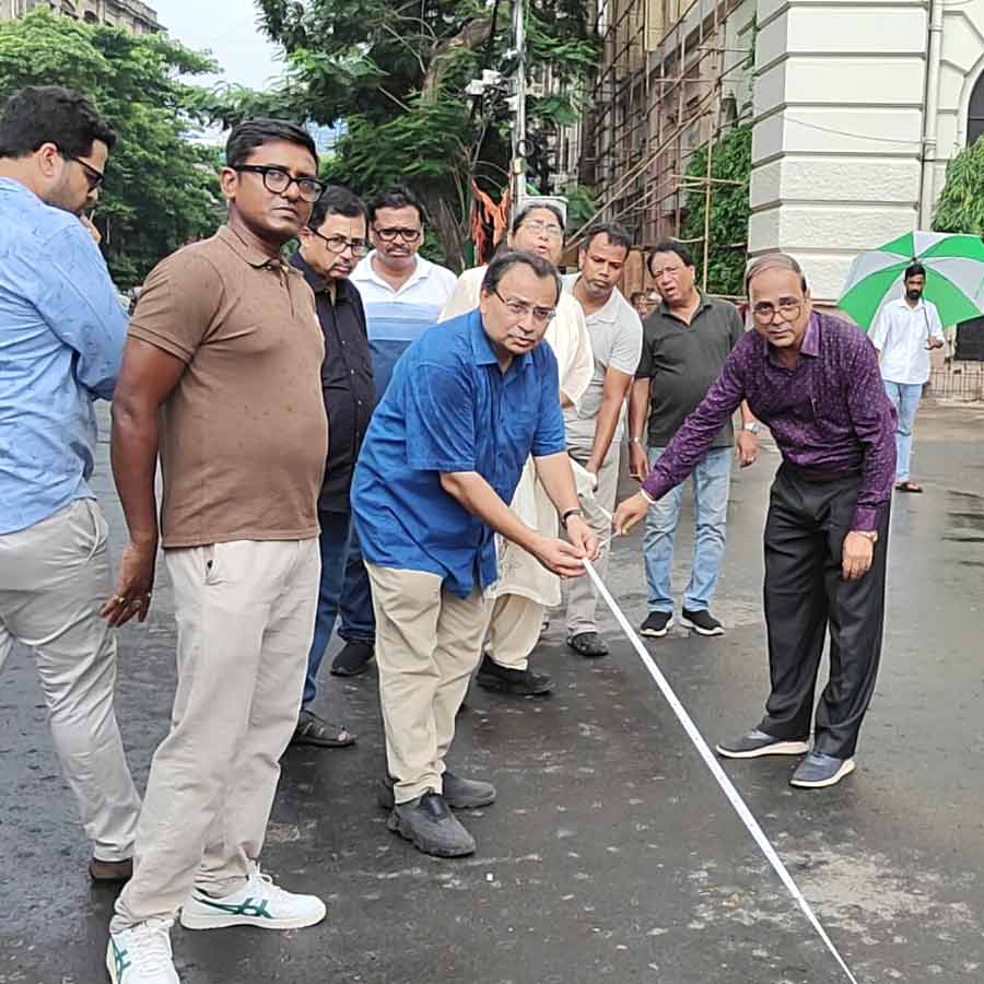 ভিক্টোরিয়া হাউসের সামনে কুণাল ঘোষ, দোলা সেনরা।