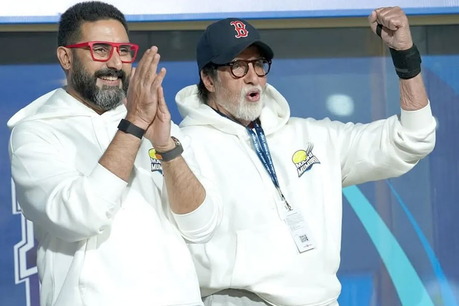 অমিতাভ বচ্চন: এত দিনে তাঁর ‘বিচিত্র’ অভ্যাসে অভ্যস্ত হয়ে গিয়েছে দর্শক। দু’হাতে দুটো ঘড়ি পরে সর্বত্র ঘুরে বেড়ান বিগ-বি। যা অনেকের চোখেই অস্বস্তিকর অভ্যাস বলে মনে হয়। 
