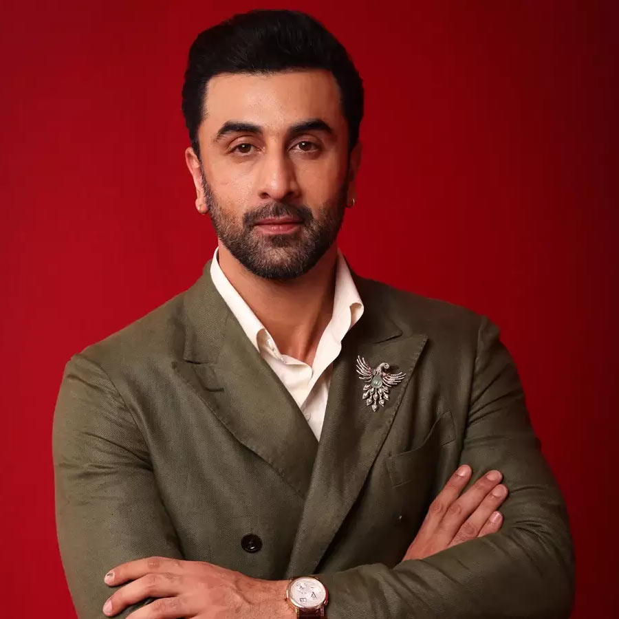 রণবীর কপূর: বেশ কিছু অদ্ভুত অভ্যাস রয়েছে নায়কের। তবে সবচেয়ে উল্লেখযোগ্য হল, রাস্তায় চলার সময় গাড়ির নম্বর প্লেটের সংখ্যাগুলোর যোগফল এক অঙ্কে না আসা পর্যন্ত সেগুলো যোগ করে যাওয়ার বাতিক রয়েছে রণবীরের!