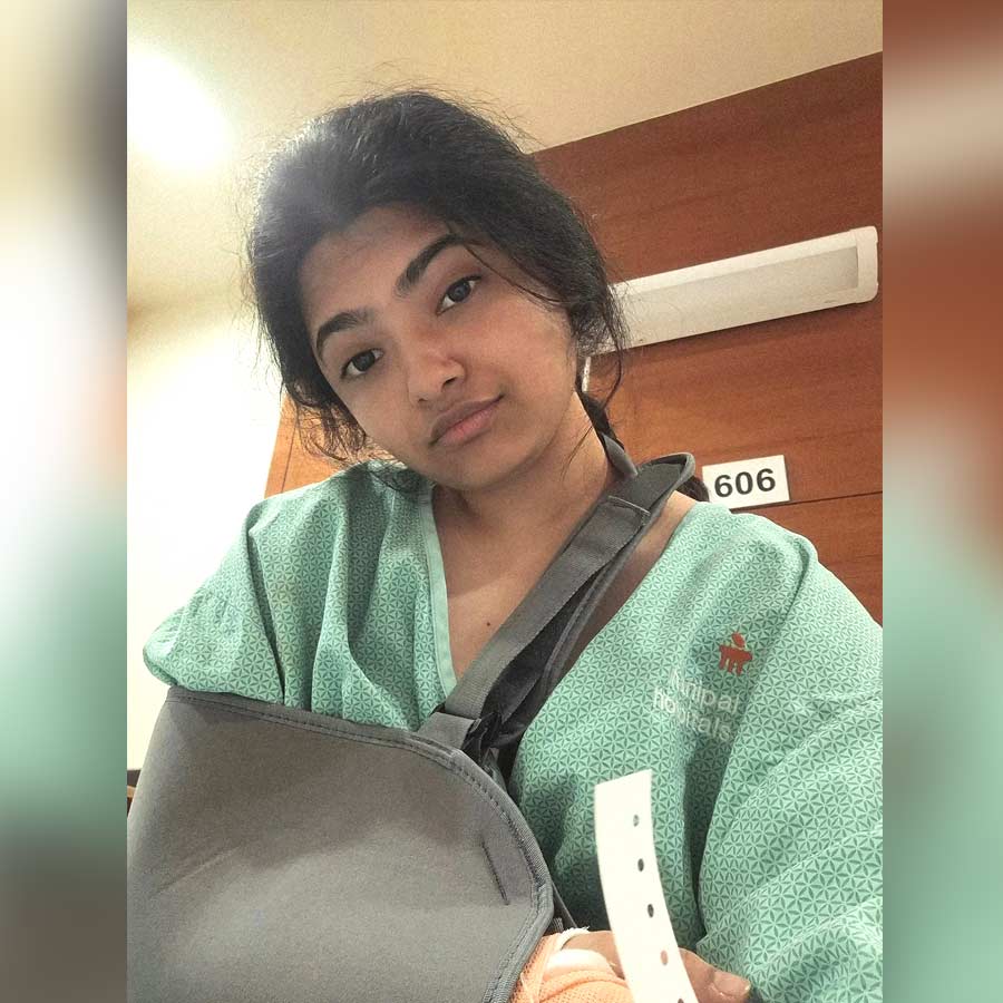 হাসপাতাল থেকে নিজের ছবি পোস্ট করেছে হিয়া