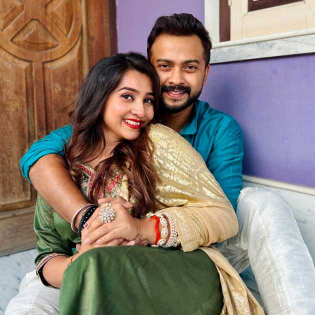 হবু স্বামীর সঙ্গে ডোনা। 