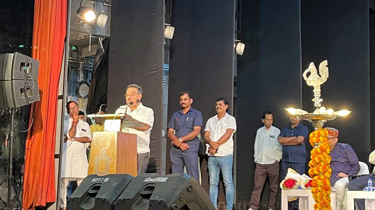 প্রয়াত সাহিত্যিক বুদ্ধদেব গুহের ৯০তম জন্মবার্ষিকীকে সামনে রেখে সোমবার কলকাতার মহাজাতি সদনে স্মরণ অনুষ্ঠানে রাজ্য বিজেপির সভাপতি শমীক ভট্টাচার্য।