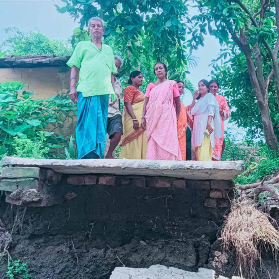 নদীর ভাঙন। কুন্তীঘাটের রামনগরে মাঝের পাড়ায়।
