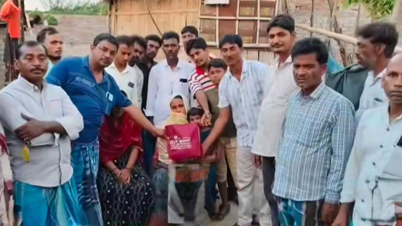 মৃত আমিনুল হকের স্ত্রীকে সাহায্য সংগঠনের।
