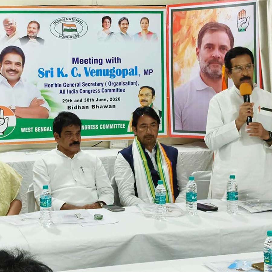 Congress leaders in squabble in presence of AICC GS