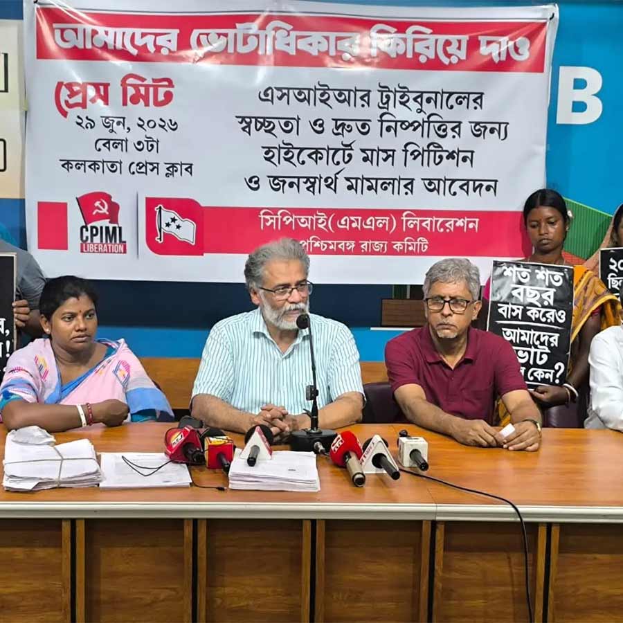 কলকাতা প্রেস ক্লাবে সিপিআই (এম - এল) লিবারেশনের সাধারণ সম্পাদক দীপঙ্কর ভট্টাচার্য ও রাজ্য সম্পাদক অভিজিৎ মজুমদার।