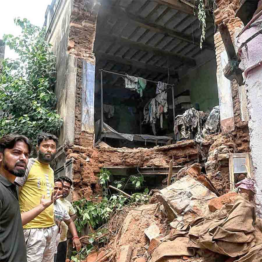 Close esacpe for residents after a dilapidated house collapsed at Jorabagan