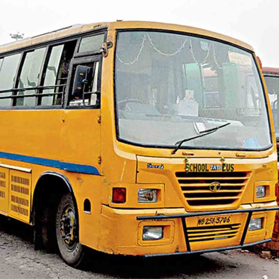 School van accident near Fort William area of Kolkata, students injured