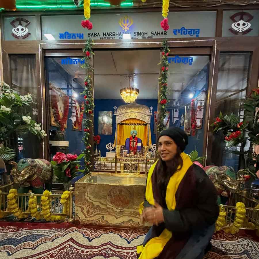 বাবা মন্দিরে বলিউড অভিনেত্রী ভূমি পেডনেকর।