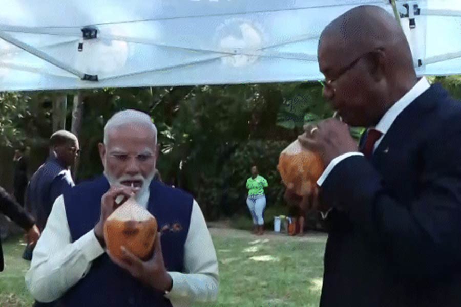 সেশলসের রাষ্ট্রপতি প্যাট্রিক হার্মিনির সঙ্গে ডাবের জল পান করছেন প্রধানমন্ত্রী।