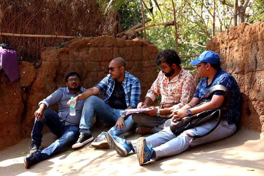 শুটিংয়ের ফাঁকে রুদ্রজিৎ ও তাঁর টিম।