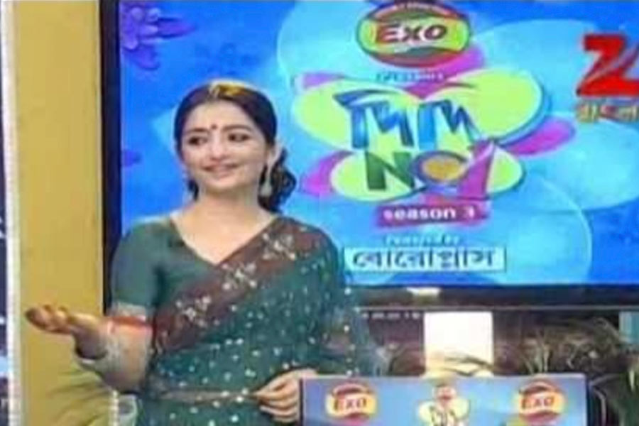 একটি সিজ়নের সঞ্চালিকা ছিলেন জুন মালিয়া। 