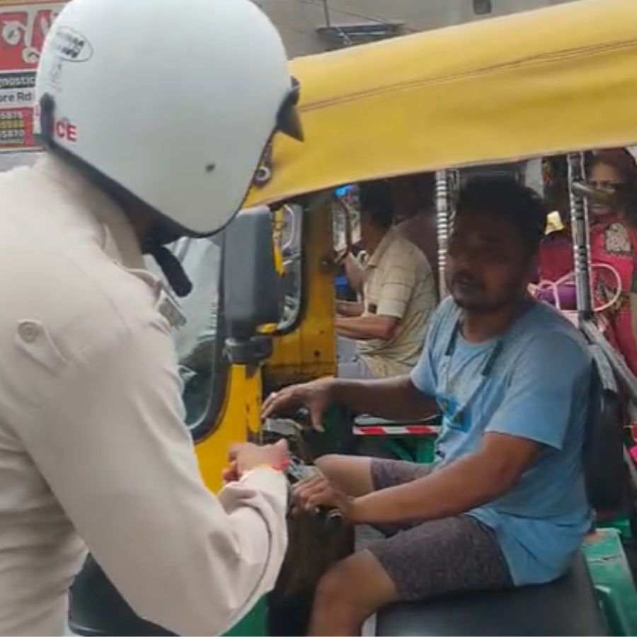 A traffic guard in Barasat has banned toto and auto drivers from wearing lungis and half pants.