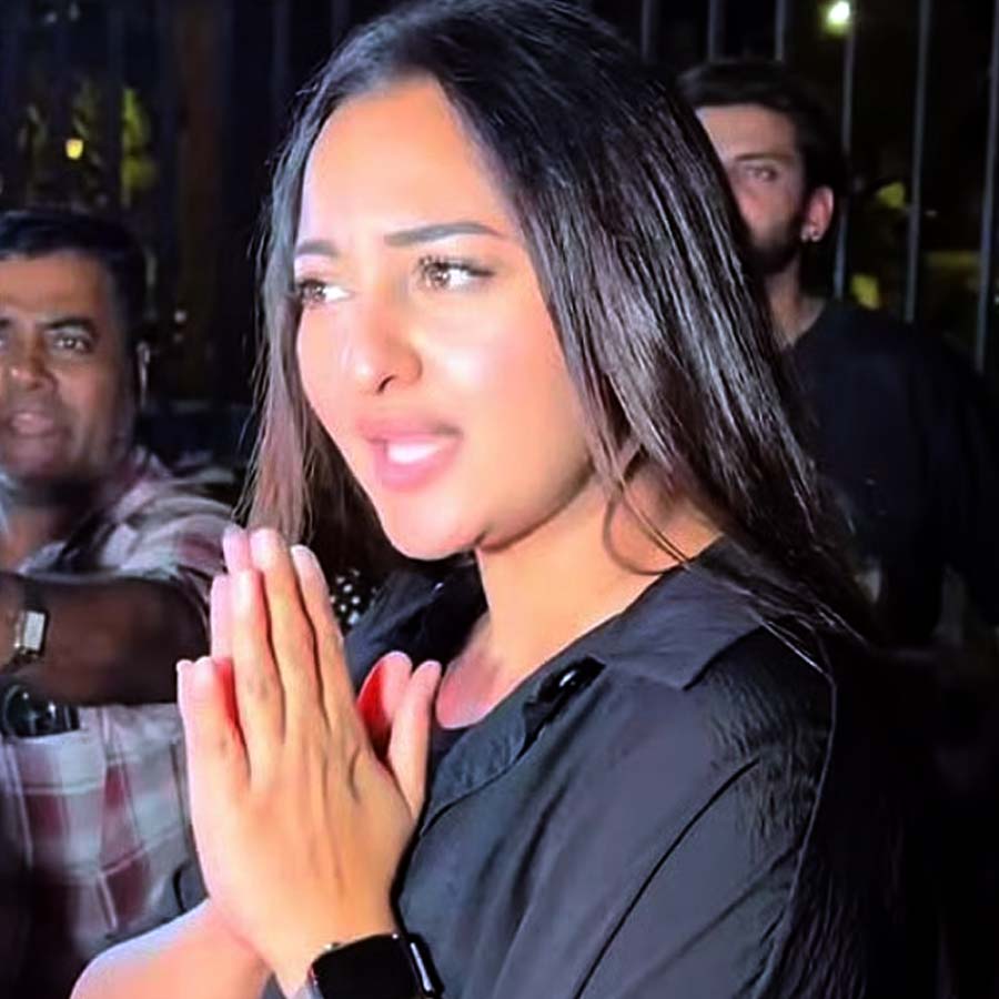 Sonakshi Sinha Appears Irritated As Paps Keep Filming Her After Dinner With Zaheer Iqbal & Shatrughan Sinha In Mumbai dgtl