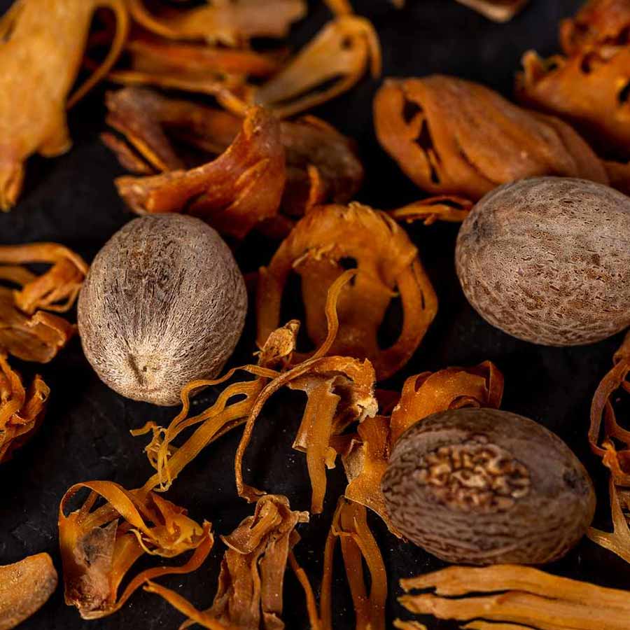 জায়ফল: এই মশলাটি অতিরিক্ত খেলে নানা ধরনের শারীরিক সমস্যা দেখা দিতে পারে। বেশি পরিমাণে জয়ফল খেলে মাথা ঘোরা, উদ্বেগ, বিভ্রান্তি, অসংলগ্ন কথা বলা, এমনকি খিঁচুনির মতো মারাত্মক সমস্যাও দেখা দিতে পারে। তাই রোজ পরিমাপের দিকে বিশেষ নজর দিতে হবে। রোজ রান্নায় মেশালে অবশ্যই ক্ষতির চিন্তা নেই, কিন্তু দিনে ১-২ মিলিগ্রামের বেশি না খাওয়াই ভাল।