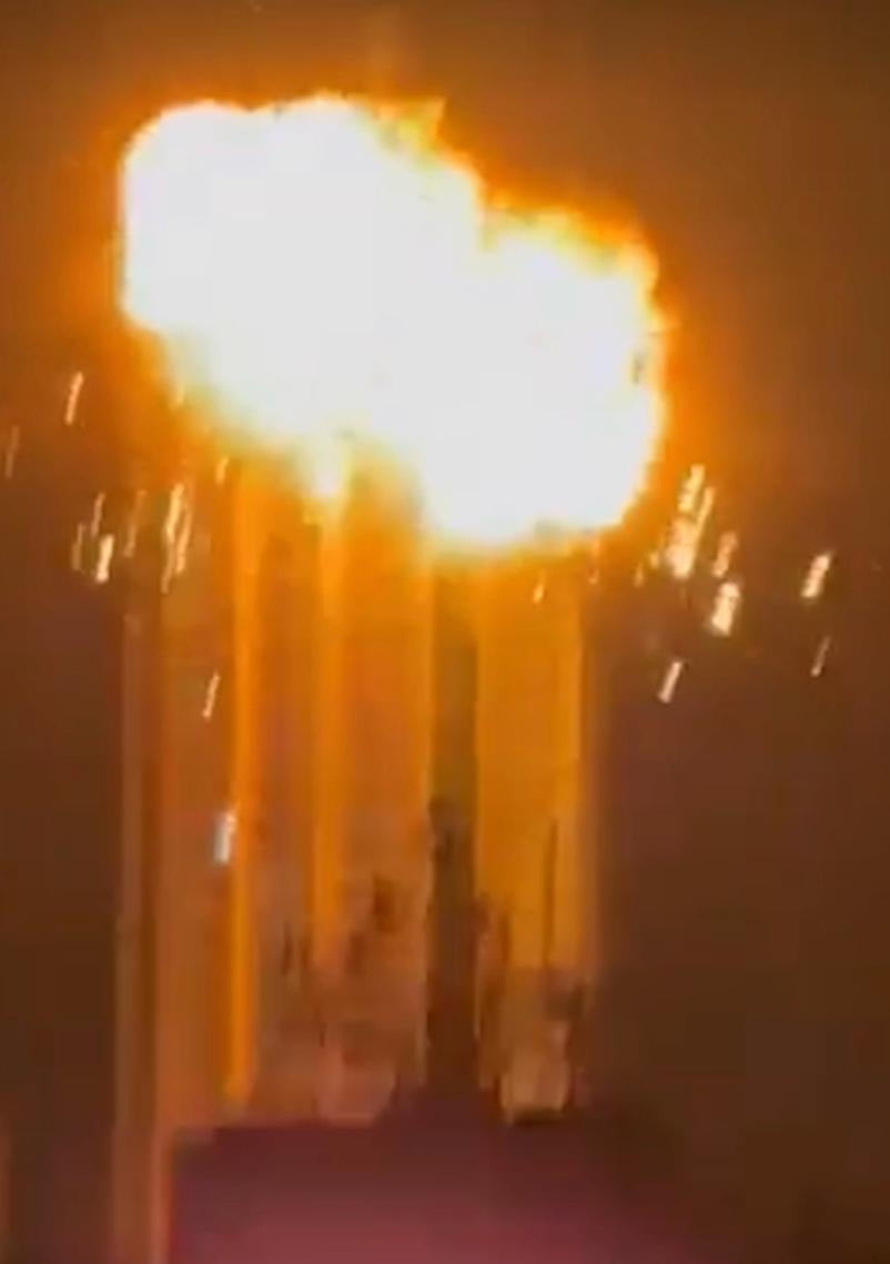 শনিবার বাহরিনের একটি বহুতলে ইরানি ড্রোন হামলার পরের মুহূর্ত।