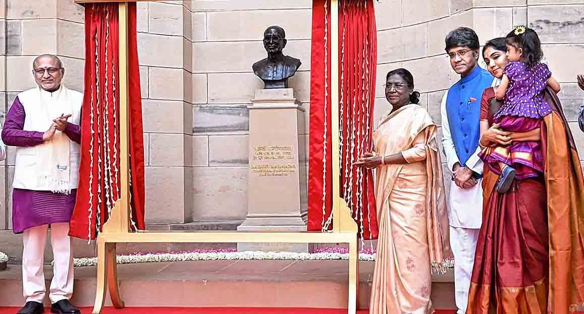 আমন্ত্রিত: রাজাগোপালাচারির মূর্তি উদ্বোধনে রাষ্ট্রপতির পাশে রাজাজির পরিবার।