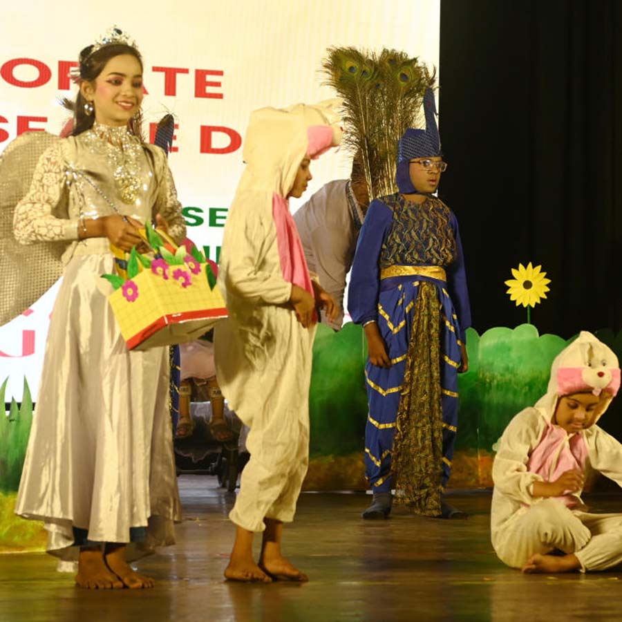 নাচে-গানে জমজমাট অনুষ্ঠান। শনিবার, মধুসূদন মঞ্চে।