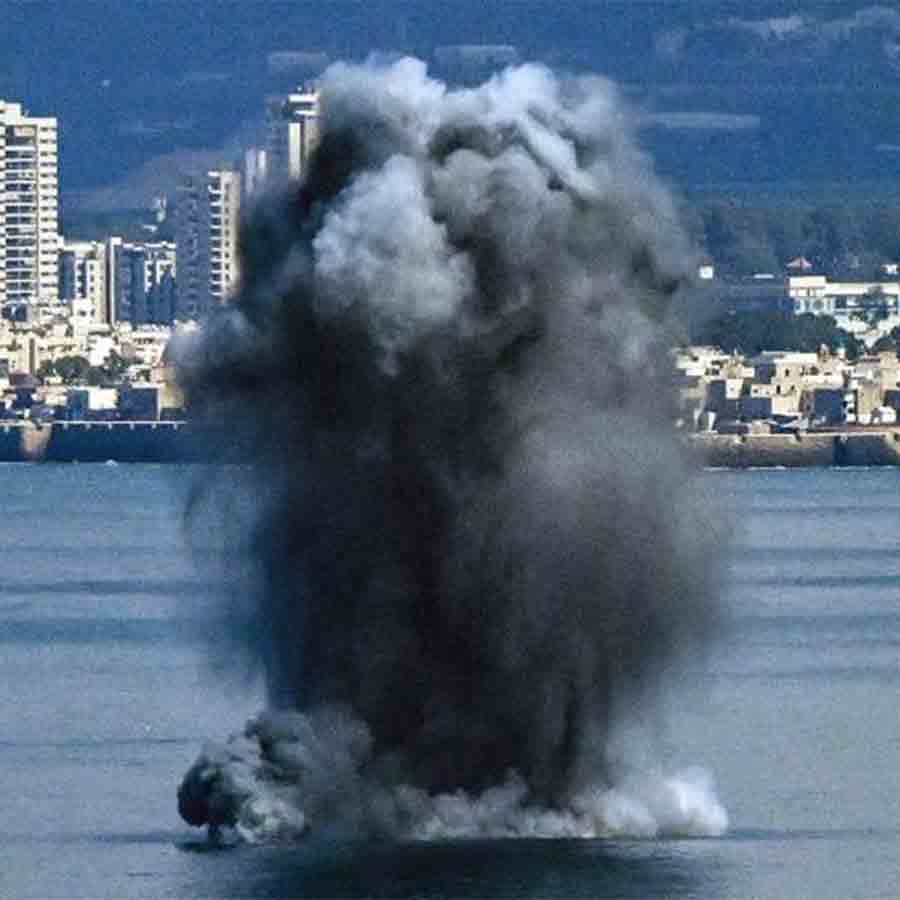 পশ্চিম এশিয়া ও প্রশান্ত মহাসাগরীয় অঞ্চলে একাধিক গুরুত্বপূর্ণ সামরিক অভিযানে অংশ নিয়েছে এই রণতরী। ইরাক ও আফগানিস্তান সংক্রান্ত অভিযানের ক্ষেত্রেও এটি গুরুত্বপূর্ণ ভূমিকা পালন করেছে বলে মার্কিন প্রতিরক্ষা সূত্রের দাবি। পৃথিবীর অন্যতম বৃহৎ রণতরীটিকে সত্যিই ঘায়েল করার ক্ষমতা রয়েছে ইরানের? মার্কিন বিমানবাহী রণতরীকে কি ডুবিয়ে দিতে পারে তেহরানের প্রতিরক্ষা ব্যবস্থা?