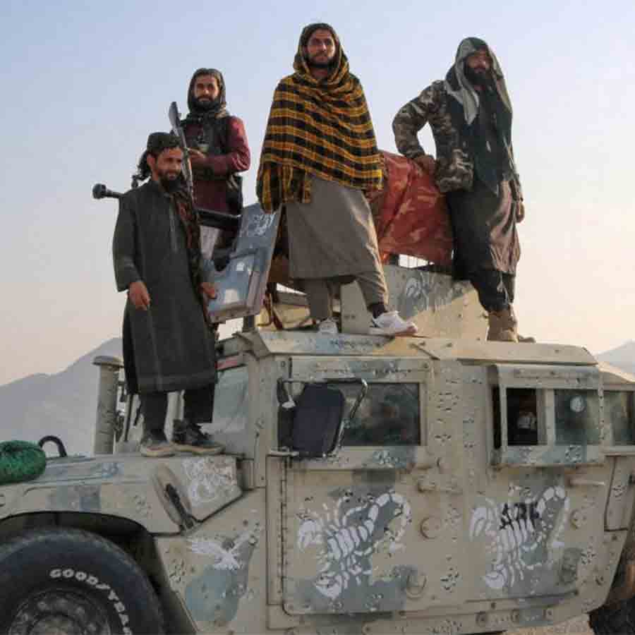 পাক-আফগান যুদ্ধের আবহে পাহারায় তালিবানি সেনা। আফগানিস্তানের নানগড়হর প্রদেশে। শনিবার।