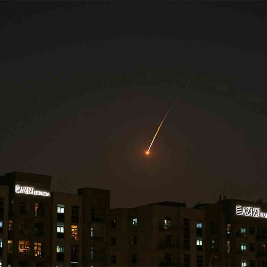 দুবাইয়ের আকাশে ঝলকানি। শনিবার।