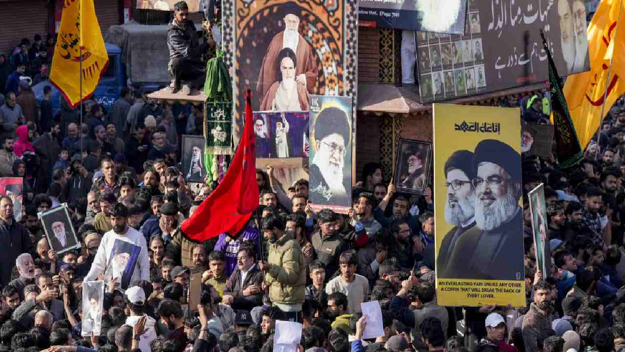 শ্রীনগরে খামেনেইয়ের ছবি হাতে বিক্ষোভ।