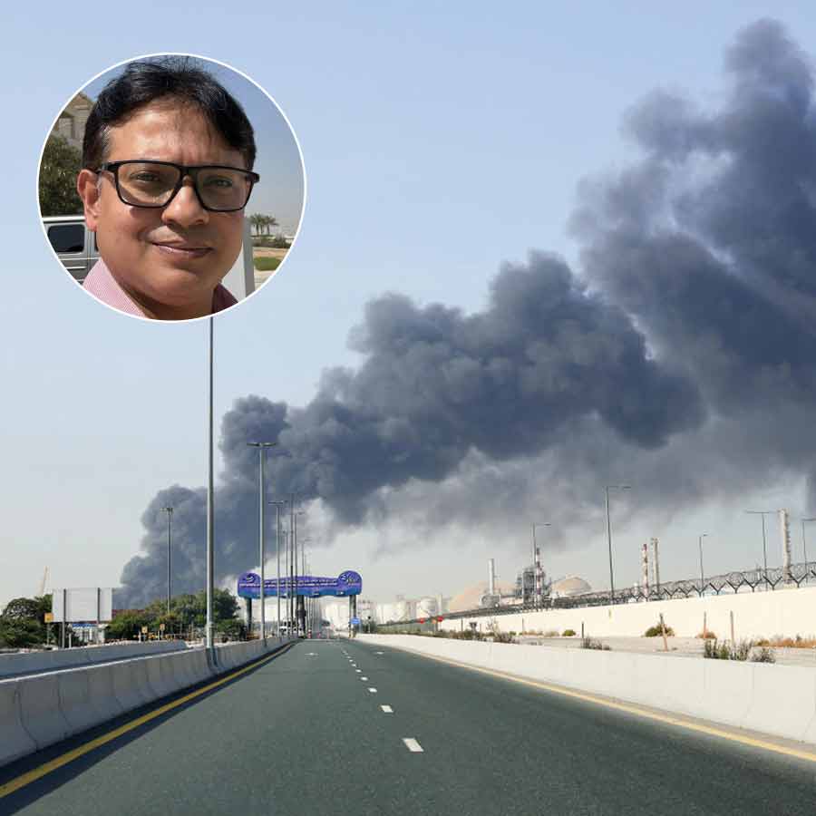 ক্ষেপণাস্ত্র হামলার পরে দুবাইয়ের আকাশে ধোঁয়া।