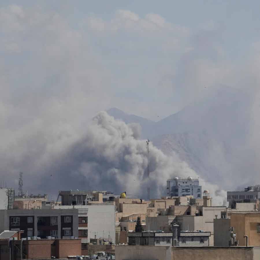 ইরানের রাজধানী তেহরানে বিস্ফোরণ।