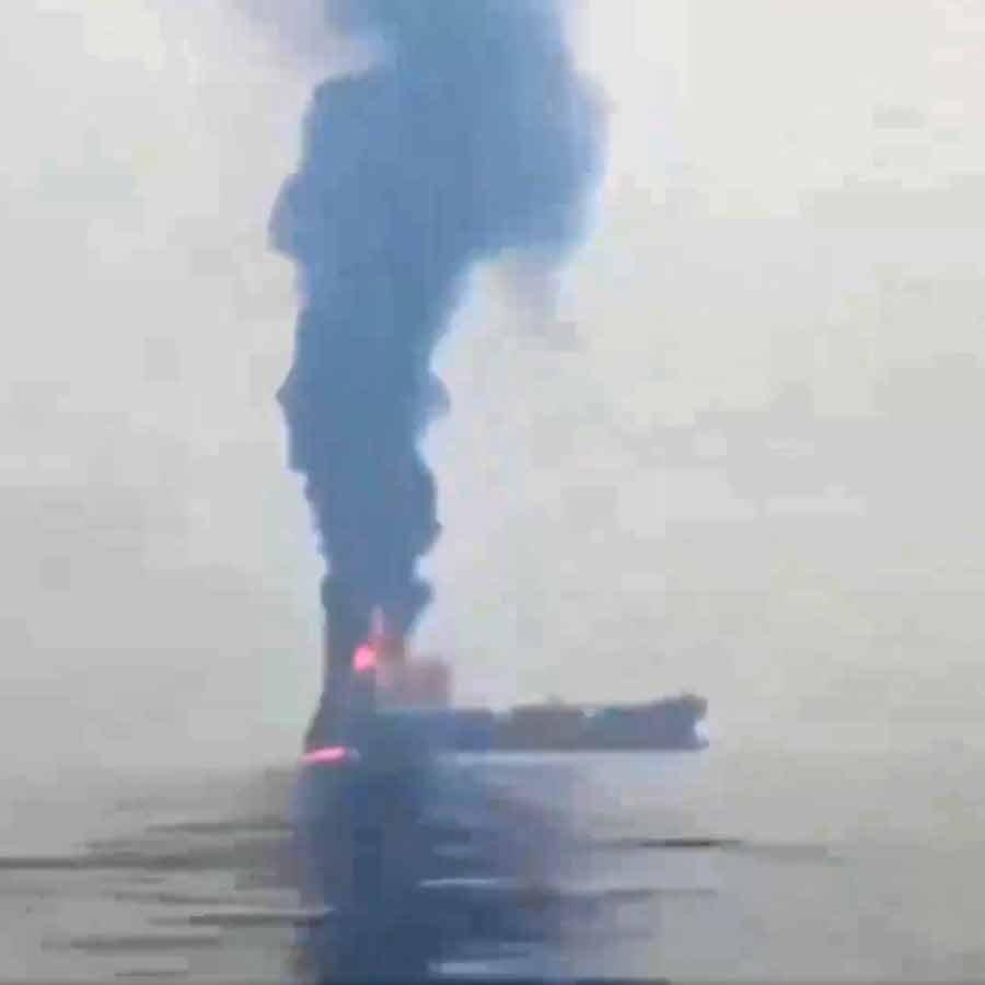 ড্রোন হামলার পর আগুন ধরে যায় তেলের ট্যাঙ্কারটিতে। রবিবার ওমানের মুসান্দম উপদ্বীপের কাছে।