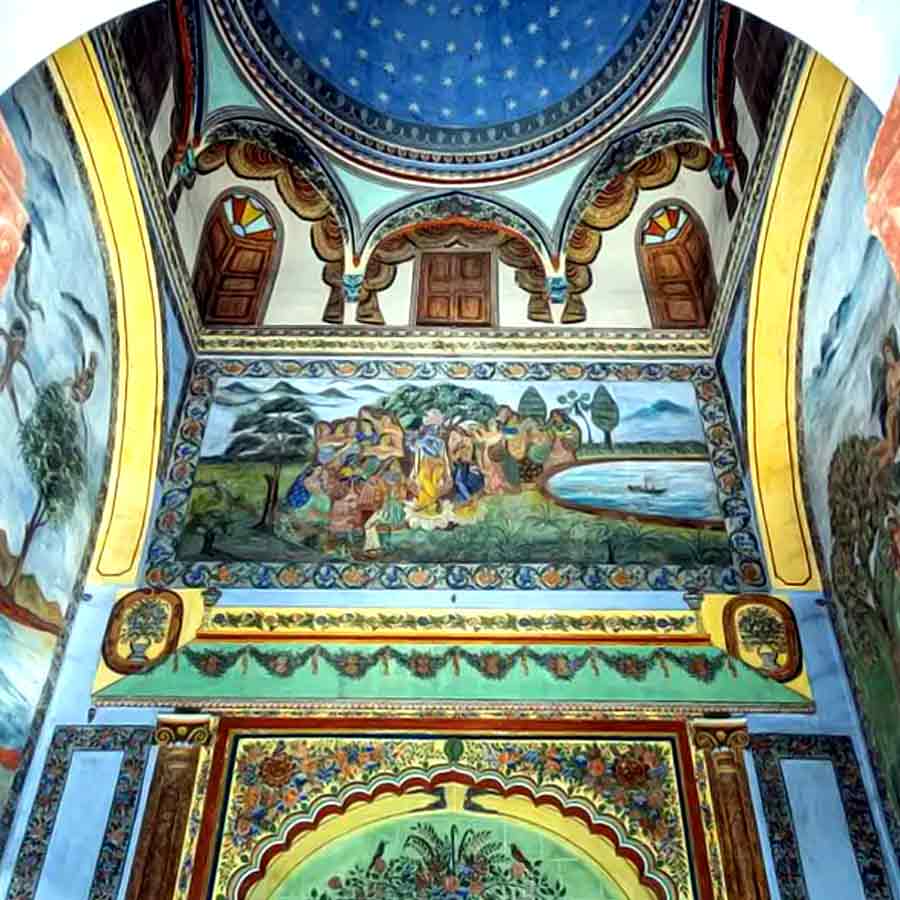 মন্দিরের ভিতরে রঙিন ফ্রেস্কো।